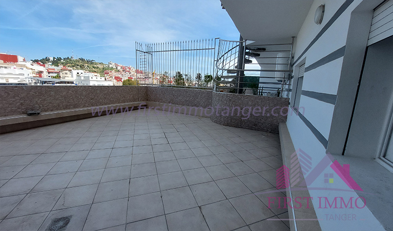 SPACIOUS EMPTY APARTMENT WITH TERRACE FOR RENT
